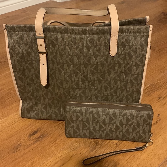 Michael Kors purse w/ wallet - Picture 3 of 8